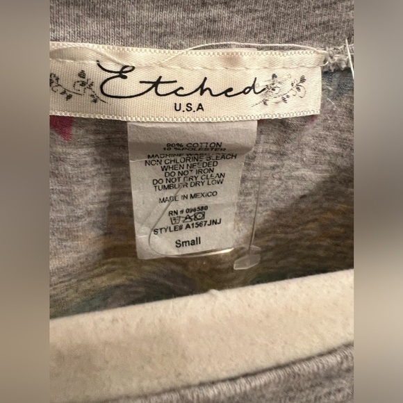 Size small fun bright geometric print gray crop top shirt - Picture 4 of 4